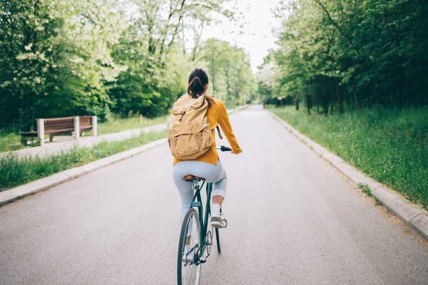 Nette Frau Gelben Pullover Fährt Fahrrad Park — Stockfoto