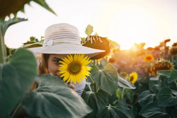 Wanita Dengan Topi Jerami Bersembunyi Balik Bunga Matahari — Stok Foto