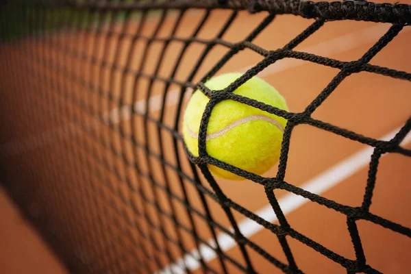 Pelota Tenis Golpeando Red Tenis Cancha Tenis Concepto Fracaso —  Fotos de Stock