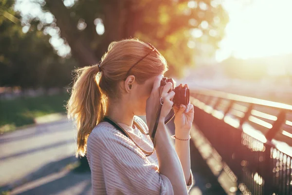 Wanita Muda Memotret Taman Dengan Kamera Retro — Stok Foto