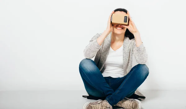 Wanita Menggunakan Simulasi Headset Virtual Reality Gambar Studio Wanita Muda — Stok Foto