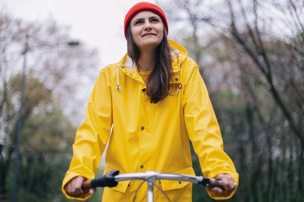 Frau Mit Rotem Hut Und Gelbem Mantel Fährt Fahrrad — Stockfoto