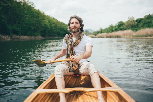 Schöner Bärtiger Mann Segelt Auf Boot Auf Dem Fluss — Stockfoto