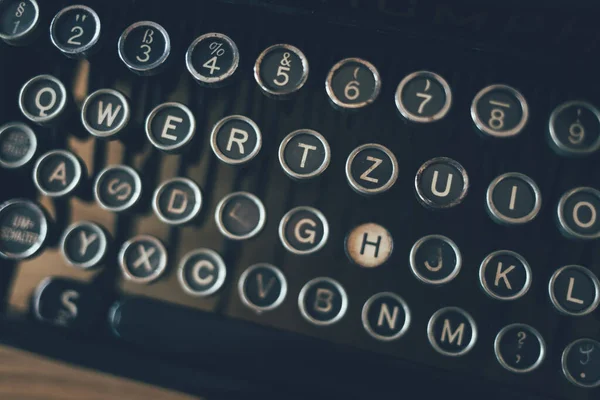 Retro daktilo klavyesini kapat. Yazma, gazetecilik, yazışmalar.