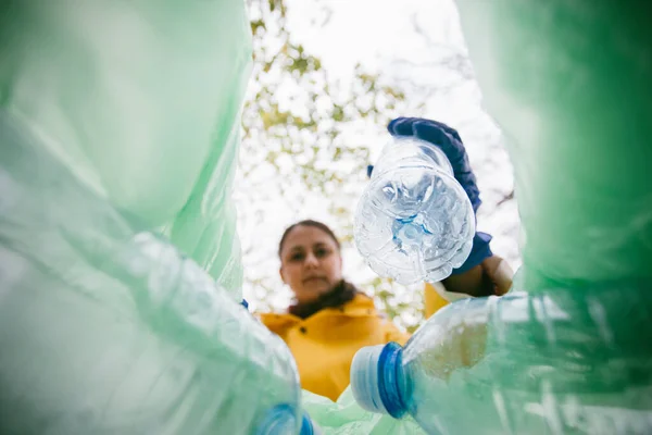 Wanita Mengumpulkan Sampah Plastik Tilik Dari Paket — Stok Foto