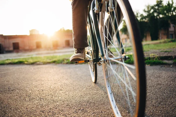 Naik Sepeda Saat Matahari Terbenam Sudut Rendah Tampilan Naik Sepeda — Stok Foto