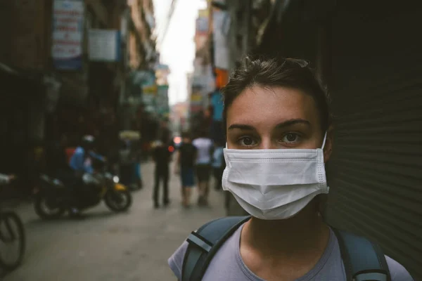 Young Woman Face Mask Street — Stock Photo, Image
