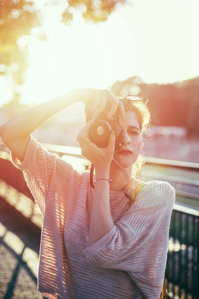 Wanita Muda Mengambil Foto Dengan Kamera Retro Saat Matahari Terbenam — Stok Foto