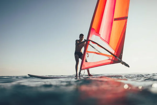 Windsurfer Chwyta Wiatr Surfer Żeglarstwo Desce Windsurfingowej — Zdjęcie stockowe