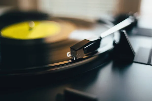 Müzik çalan vinil plaklı bir pikap. Gramofonda plak kaydı