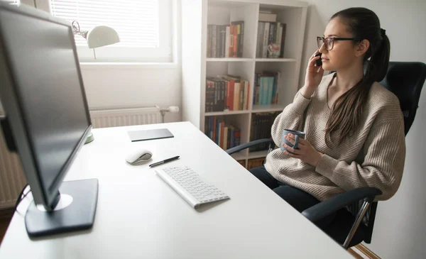 Joven Mujer Negocios Que Trabaja Desde Oficina Casa Habla Por —  Fotos de Stock