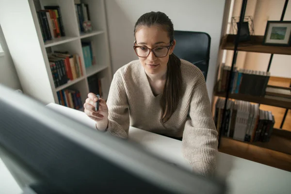 Tânără Femeie Afaceri Care Lucrează Calculator Acasă — Fotografie, imagine de stoc