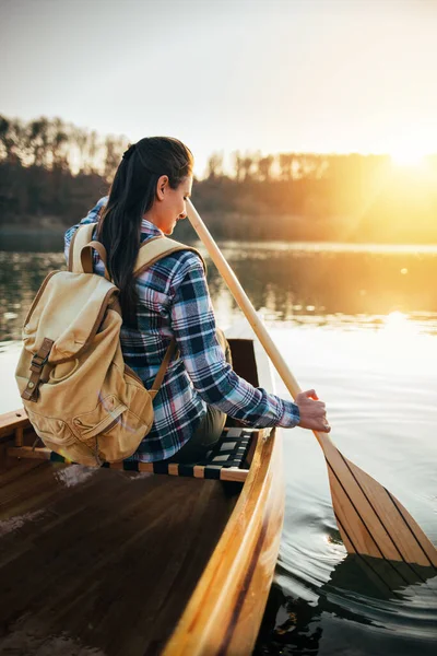 Wanita Muda Dengan Ransel Kano Danau Matahari Terbenam Menyalin Ruang — Stok Foto
