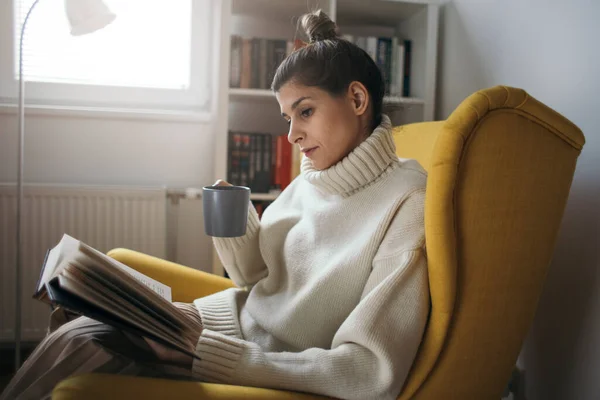 Jovem Leitor Segurando Xícara Chá Poltrona Menina Bonita Leitura Livro — Fotografia de Stock