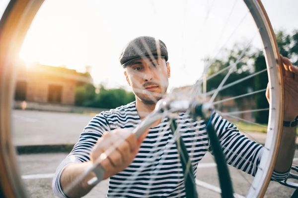 กชายในหมวกส เทาซ อมจ กรยานกลางแจ — ภาพถ่ายสต็อก