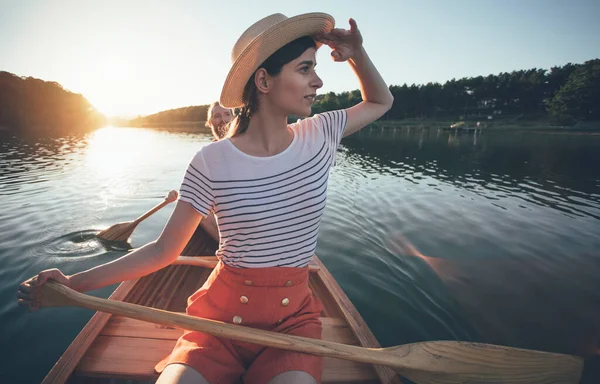 Preciosa Pareja Navegando Barco Río Tranquilo Fondo Del Atardecer — Foto de Stock