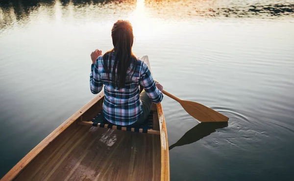 Pandangan Belakang Tentang Wanita Mengayuh Kano Saat Matahari Terbenam — Stok Foto