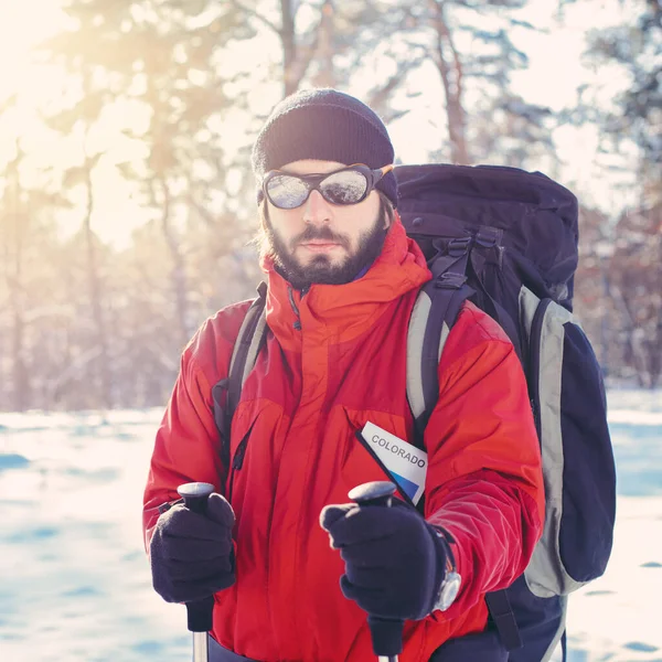 Mann Wandert Winterwald — Stockfoto