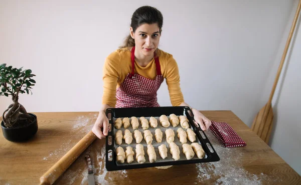 Vrouw Bakkende Ovenschotel Vol Met Broodjes Zelfgebakken Broodjes Gebak — Stockfoto