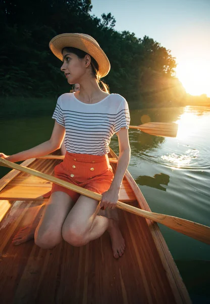 Hombre Mujer Guapos Navegando Canoa Atardecer Del Río — Foto de Stock