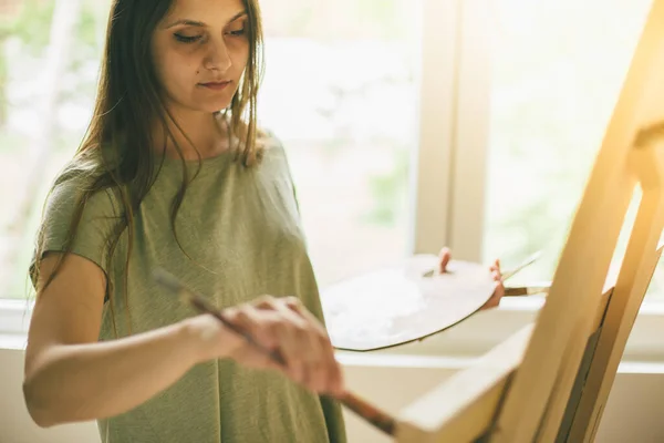 Молодая Женщина Рисует Мольберте — стоковое фото