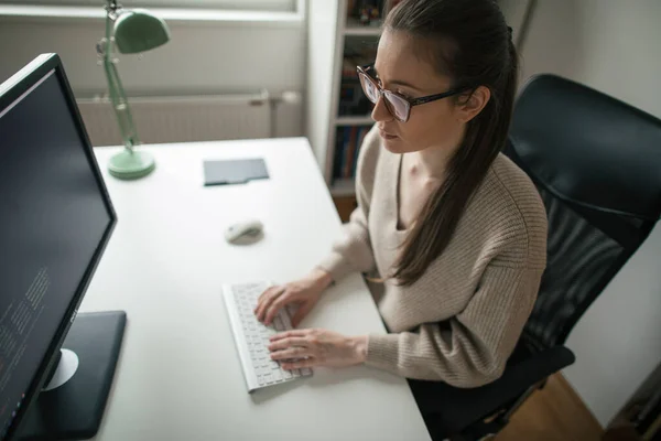 Joven Mujer Negocios Que Trabaja Ordenador Desde Casa —  Fotos de Stock