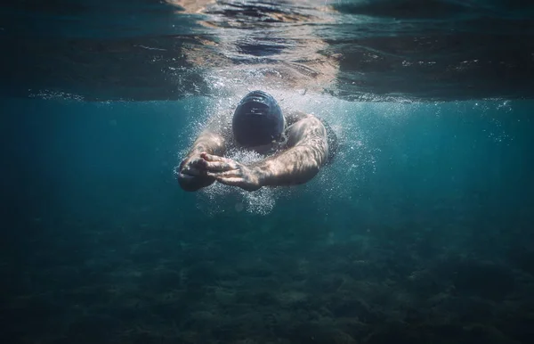 Ember Úszik Mélyen Víz Alatt — Stock Fotó