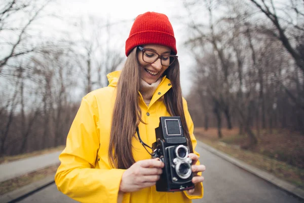 Perempuan Fotografer Dengan Jas Hujan Kuning Dengan Kamera Format Medium — Stok Foto