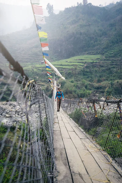 Homem Turista Com Mochila Fundo Madeira — Fotografia de Stock