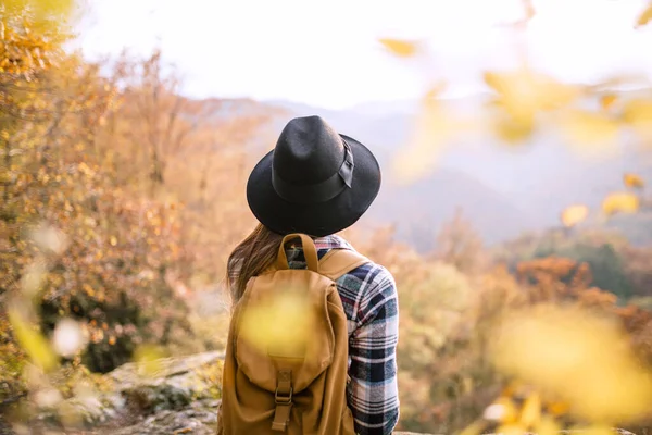 Turis Gadis Dalam Topi Duduk Tebing — Stok Foto
