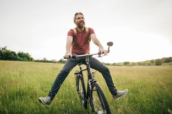 Молодий Чоловік Їде Велосипеді Фоні Літнього Зеленого Поля — стокове фото
