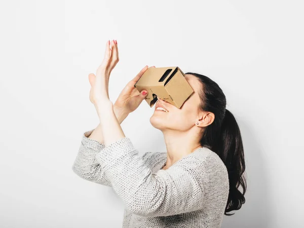 Wanita Menggunakan Simulasi Headset Virtual Reality Gambar Studio Wanita Muda — Stok Foto
