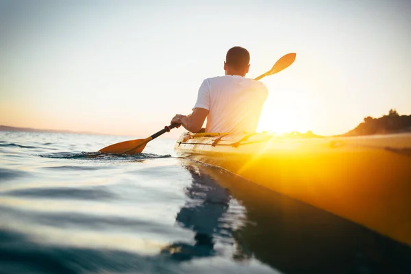 Hombre Kayak Agua Mar Exuberante Amanecer Hora Verano — Foto de Stock