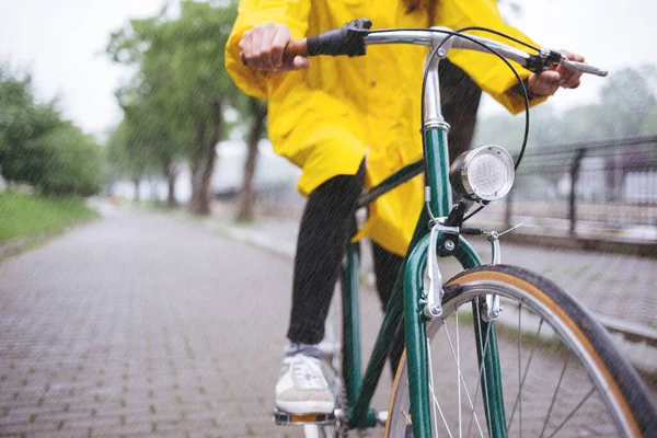 Junges Mädchen Gelbem Mantel Fährt Fahrrad Park — Stockfoto