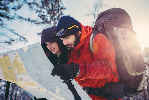 Touristenpaar Wandert Winterwald — Stockfoto