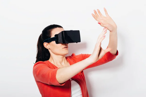 Wanita Melihat Dengan Glasses Studio Virtual Reality Shot Dari Wanita — Stok Foto