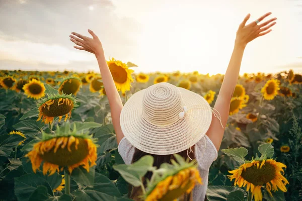 Wanita Hipster Ladang Bunga Matahari Dengan Tangan Terangkat Joy Sukses — Stok Foto