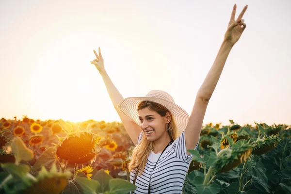 Wanita Muda Menikmati Musim Panas Bunga Matahari Wanita Hipster Ladang — Stok Foto