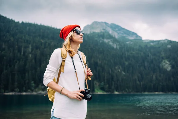 Fotografer Perjalanan Perempuan Backpacker Gunung Hipster Gadis Dengan Kamera — Stok Foto