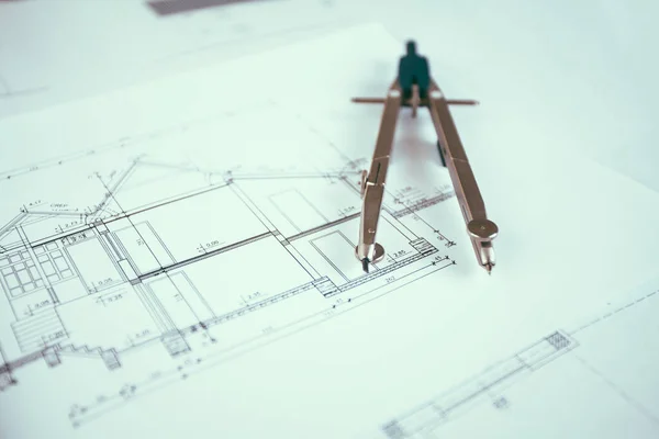 Desain Rumah Kertas Arsitektur Pada Latar Belakang Meja Kantor — Stok Foto