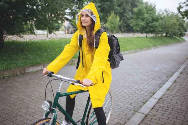 Jovem Casaco Amarelo Andar Bicicleta Parque — Fotografia de Stock