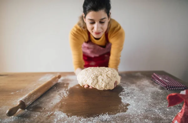 Vrolijke Vrouw Houdt Deeg Klaar Voor Het Bakken — Stockfoto