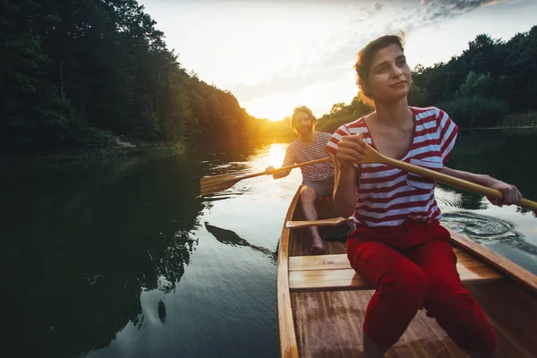 Linda Pareja Kayak Río Tranquilo Fondo Del Atardecer —  Fotos de Stock