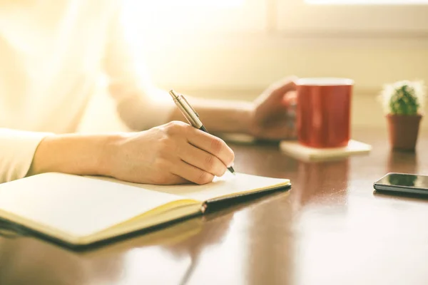 Recortado Tiro Mujer Escribiendo Sosteniendo Taza Café —  Fotos de Stock