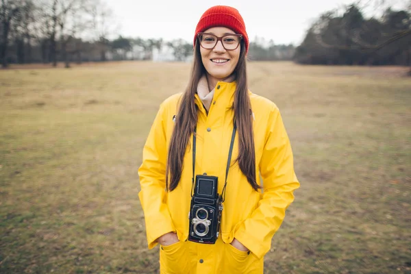 Portrait Hipster Girl Yellow Raincoat Vintage Camera Outdoors — Stok Foto