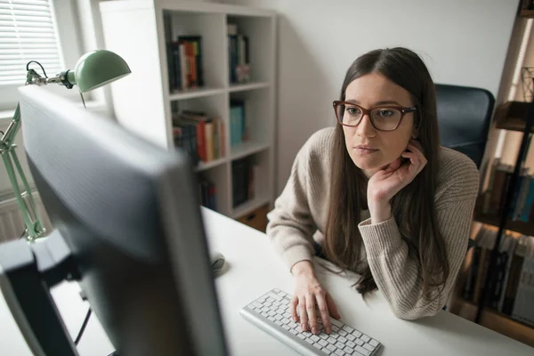 Mujer Joven Que Trabaja Computadora Desde Oficina Casa —  Fotos de Stock