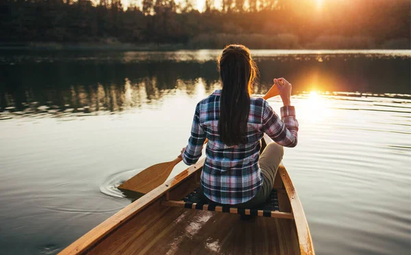 Pandangan Belakang Tentang Wanita Mengayuh Kano Saat Matahari Terbenam — Stok Foto