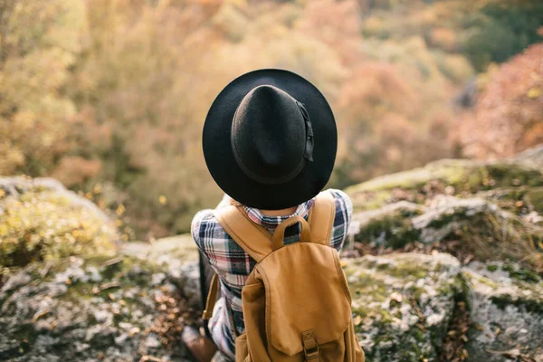 Turis Gadis Dalam Topi Duduk Tebing — Stok Foto