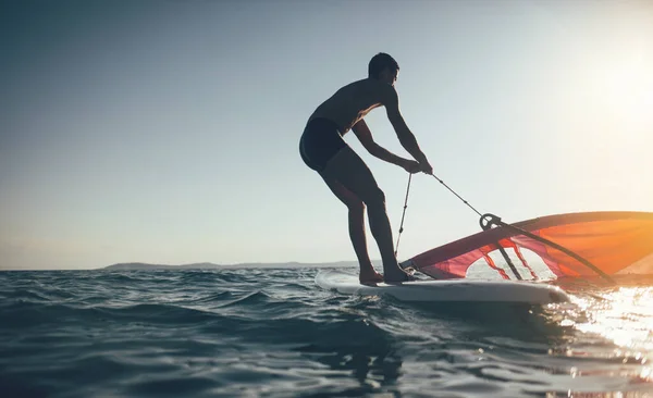 Joven Levanta Vela Tabla Windsurf Surfista Balanceándose Tabla Surf Viento — Foto de Stock