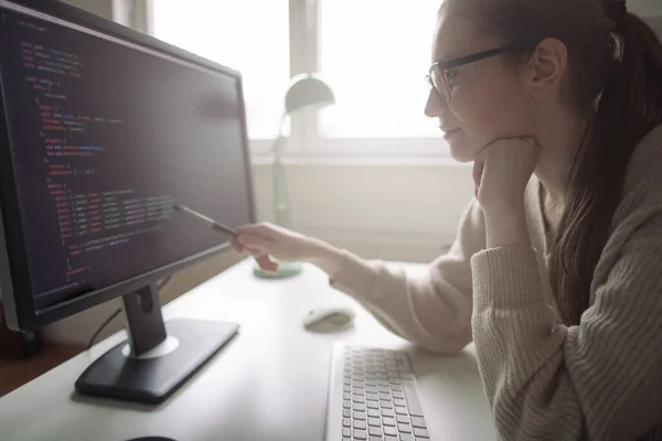 Jovem Programador Leitura Códigos Computador Desktop Programador Feminino Apontando Para — Fotografia de Stock